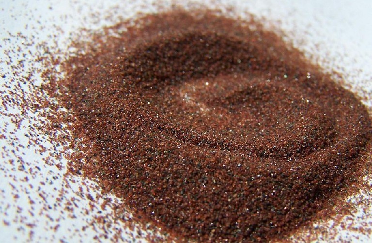 Hạt mài Garnet là gì? Vai trò hạt mài Garnet trong cắt vật liệu với máy Waterjet Hạt mài Garnet là gì? Vai trò hạt mài Garnet trong cắt vật liệu với máy Waterjet