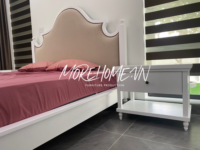 lành
Giường ngủ tân cổ điển có thân gỗ tự nhiên màu trắng bọc da đầu giường, tô điểm trang trí thẩm mỹ cho không gian và góp phần mang lại cho bạn những giấc ngủ ngon lành.