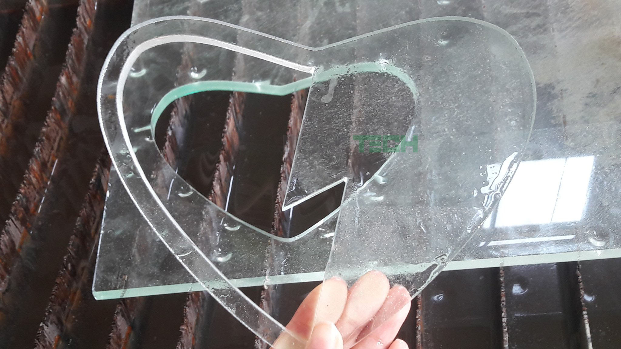 Ứng dụng công nghệ Waterjet vào cắt thủy tinh và gạch gốm